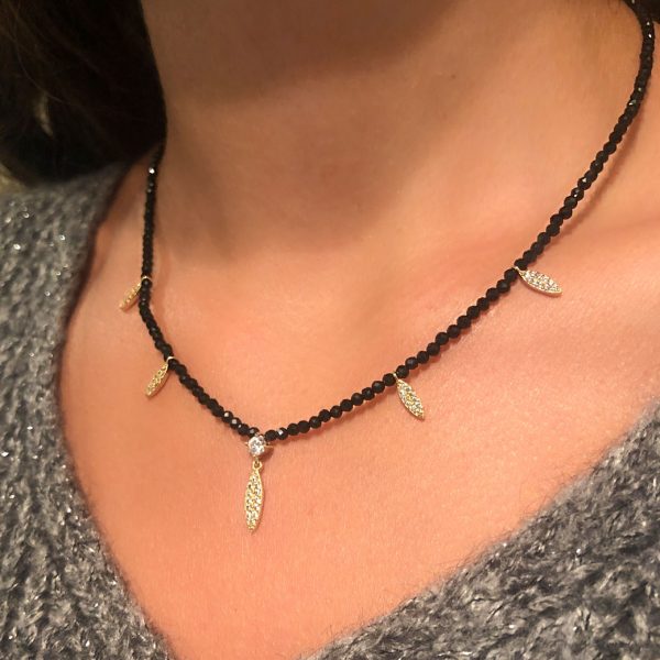 collier-perles-noires-pendentifs-dores-zirconium