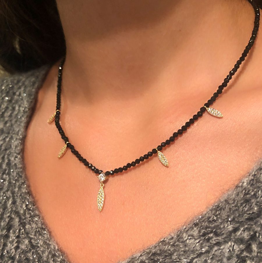 collier-perles-noires-pendentifs-dores-zirconium
