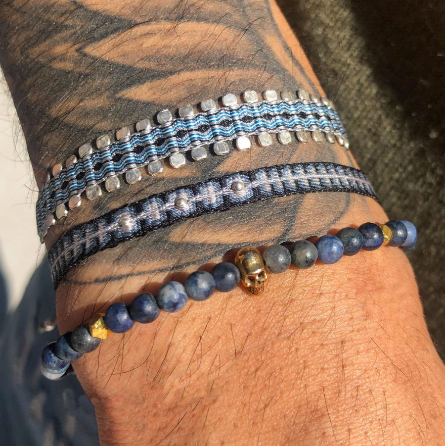 bracelet-perles-bleu-tete-de-mort-doree-homme